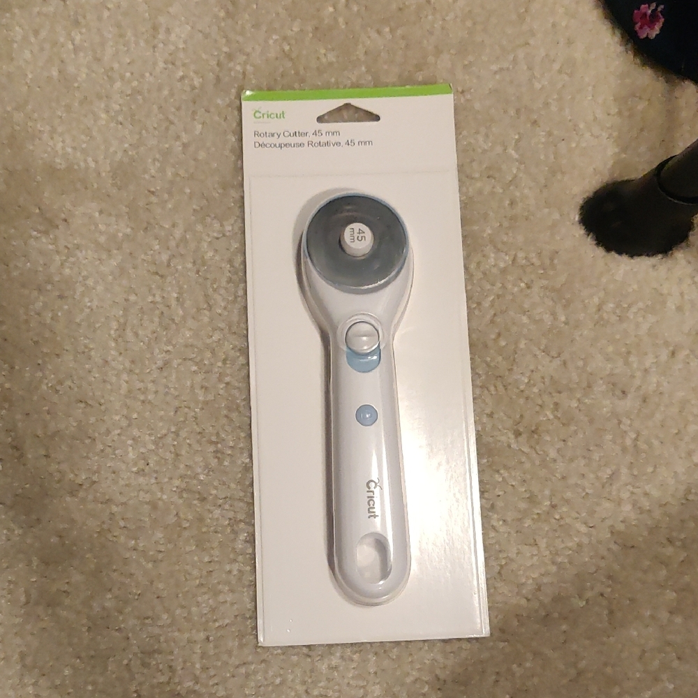 New!Cricut Rotary Cutter 45mm Fabric Sewing Quilting Crafts Projects